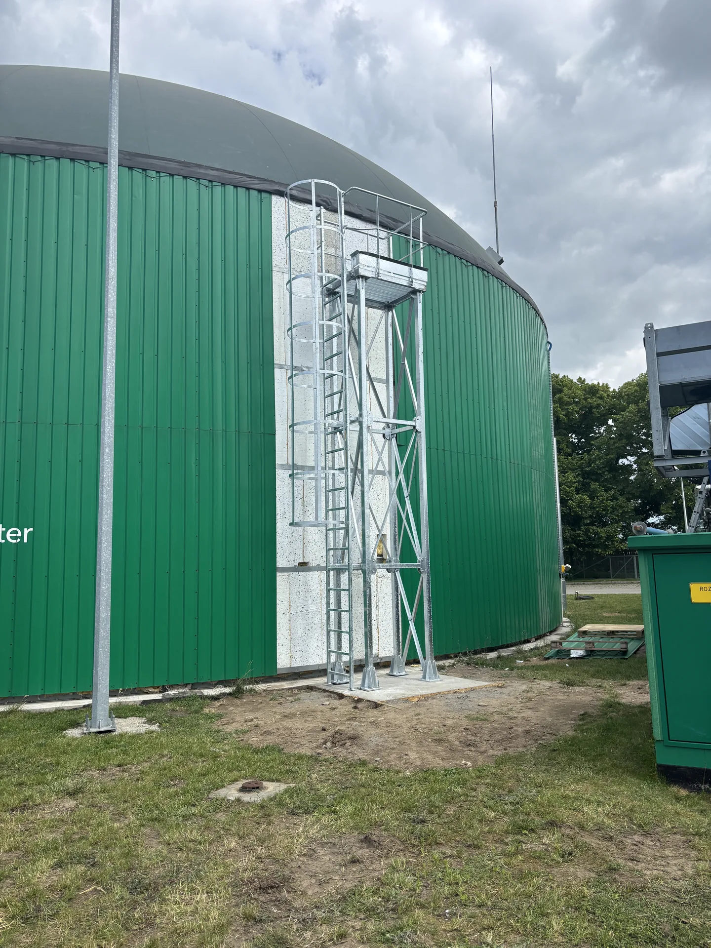 Zielony zbiornik instalacji biogazowej w Przybrodzie