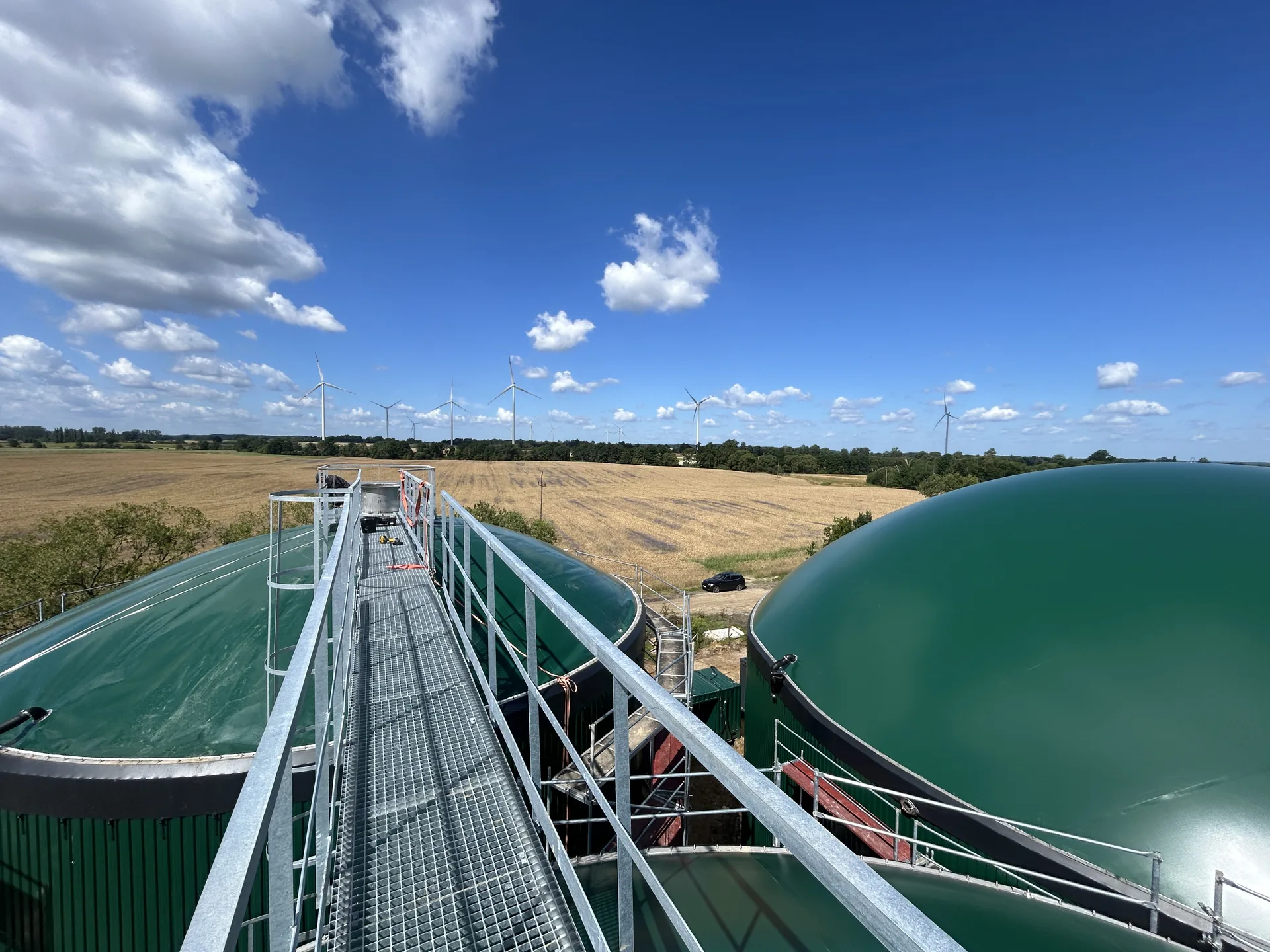 Widok na zbiorniki instalacji biogazowej z pomostu technologicznego